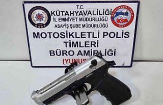 Kütahya’da bir şahsın üzerinde ruhsatsız tabanca...