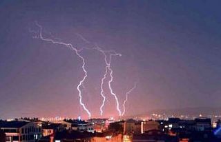 Kütahya’da çakan şimşekler kartpostallık görüntü...
