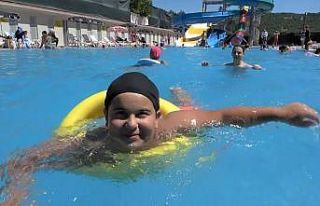 Kütahya’da gençler ve çocuklar, havuzlarda serinliyor