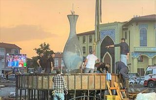 Kütahya’nın simgesi vazo meydandaki yerini aldı