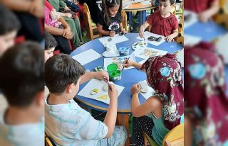 Kütüphanede taş boyama etkinliği yapıldı