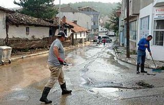 Kuvvetli yağış su taşkınlıklarına sebep oldu