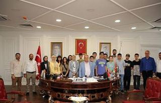 LGS’de başarıyı yakalayan öğrenciler sevinçlerini...