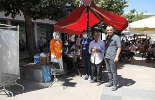 Malazgirt’te sağlıkçılar kahvehaneleri gezerek...