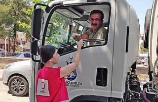 Manisa Kızılay’dan emekçilere serinleten ikram