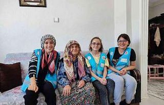 Manyaslı gençler yaşlı çifti evinde ziyaret etti