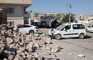 Mardin’de duvar çöktü, iki araçta maddi hasar...