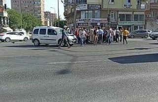 Mardin’de kırmızı ışıkta geçen tır, motosiklet...