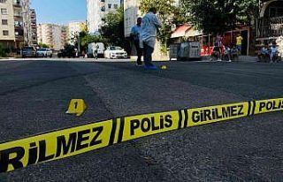 Maskeli şahıslar toptancıya sokak ortasında kurşun...