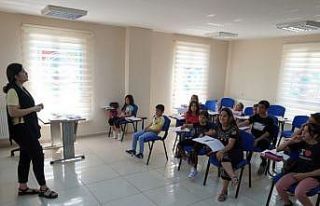 Melikgazi yaz kursları öğretirken eğlendirmeye...