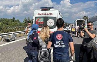 Meraklı sürücüler ambulansa yol vermeyince polis...
