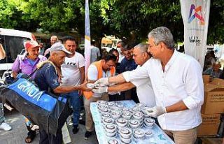 Mersin’de 20 bin paket aşure dağıtıldı