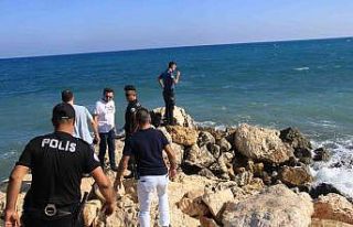 Mersin’de denize giren iki arkadaştan biri boğuldu,...