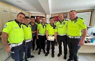 Mesai arkadaşlarından emektar polis memuruna doğum...