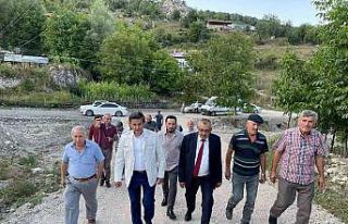 Milletvekili Güneş, yorulan çiftçinin elinden...