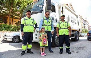 Minik Ebrar her gün el salladığı çöp kamyonu...