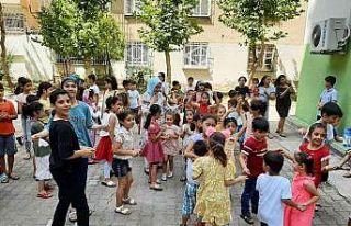 Minikler mezuniyetlerini oyun havalarıyla kutladı