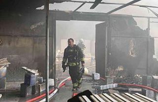 Mobilya fabrikasında çıkan yangın ekipleri alarma...