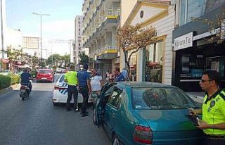 Motosiklet, aniden açılan aracın kapısına çarptı:...