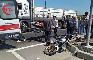 Motosiklet otomobile çarptı: 2 yaralı