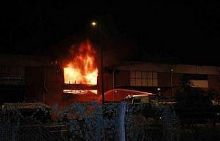 Motosiklet ve bisiklet yedek parça deposunda yangın:...