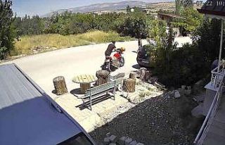 Motosikleti gözü önünde çalındı