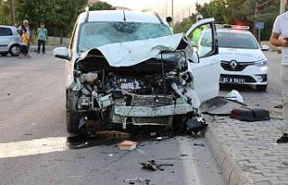 Motosikletle otomobil çarpıştı: 2 yaralı