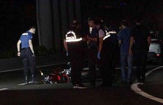 Motosikletten düştüler, yerde yardım beklerken...