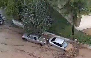 Mudanya’da bir aile sel sularından son anda kurtarıldı...