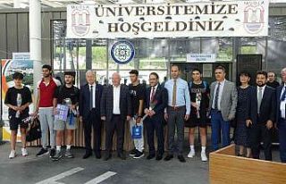 Muğla protokolü öğrencileri çiçeklerle karşıladı