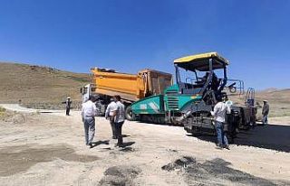 Muradiye’de yol asfaltlama çalışması
