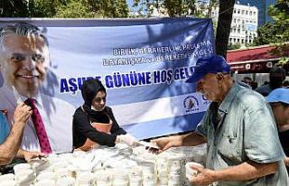 Muratpaşa Belediyesi aşure ikramı yaptı