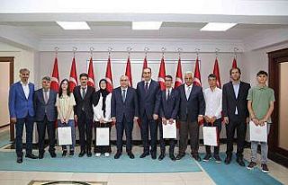 Muş Valisi Gündüzöz, YKS ve LGS birincilerini...