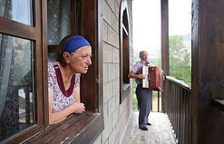Müzisyen aile 88 yıllık konakta hayatlarını sürdürüyor