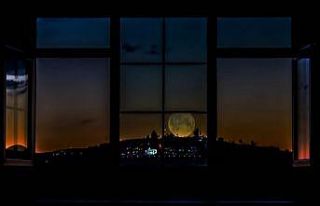 Nöbetten çıkan sağlık çalışanı dolunayın...