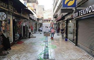 O sokak doğal taşlarla bezendi