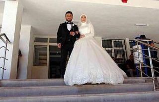 Öğretmenlik mülakatına gelinliği ile girdi