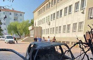 Okul bahçesinde yanan otomobil kullanılamaz hale...