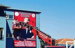 Okulun dev Atatürk posteri yenilendi