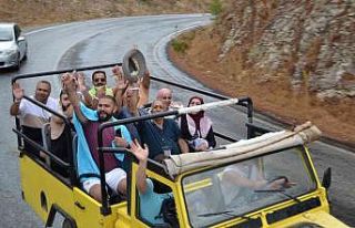 Ölüme böyle el salladılar