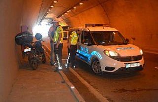 Ön lastiği patlayan motosikletin sürücüsü kazada...