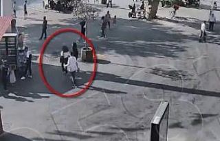 Önce yanaştı, sonra cep telefonlarını çaldı