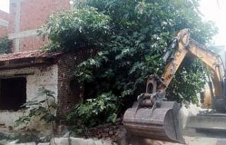 Osmangazi’de tehlike arz eden 2 metruk bina yıkıldı