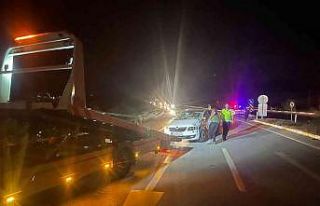 Otobüsün çarptığı otomobilde iki kişi yaralandı