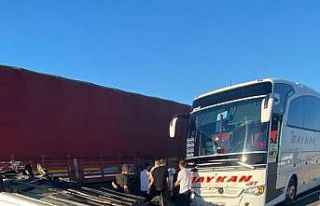 Otobüsün önüne kırdı, takla atarak sürüklendi:...