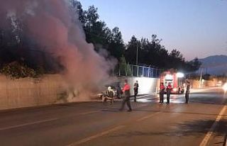 Otomobil alev alev yandı