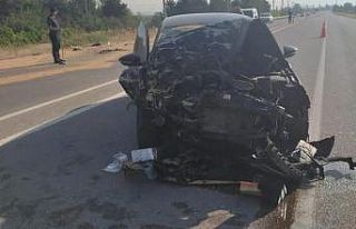 Otomobil buğday yüklü römorka arkadan çarptı:...