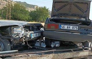 Otomobil ikiye bölündü, sürücü yaralandı