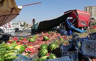 Otomobil karpuz sergisine daldı: 1 ölü
