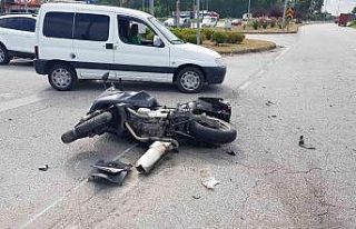 Otomobil kırmızı ışıkta bekleyen motosiklete...